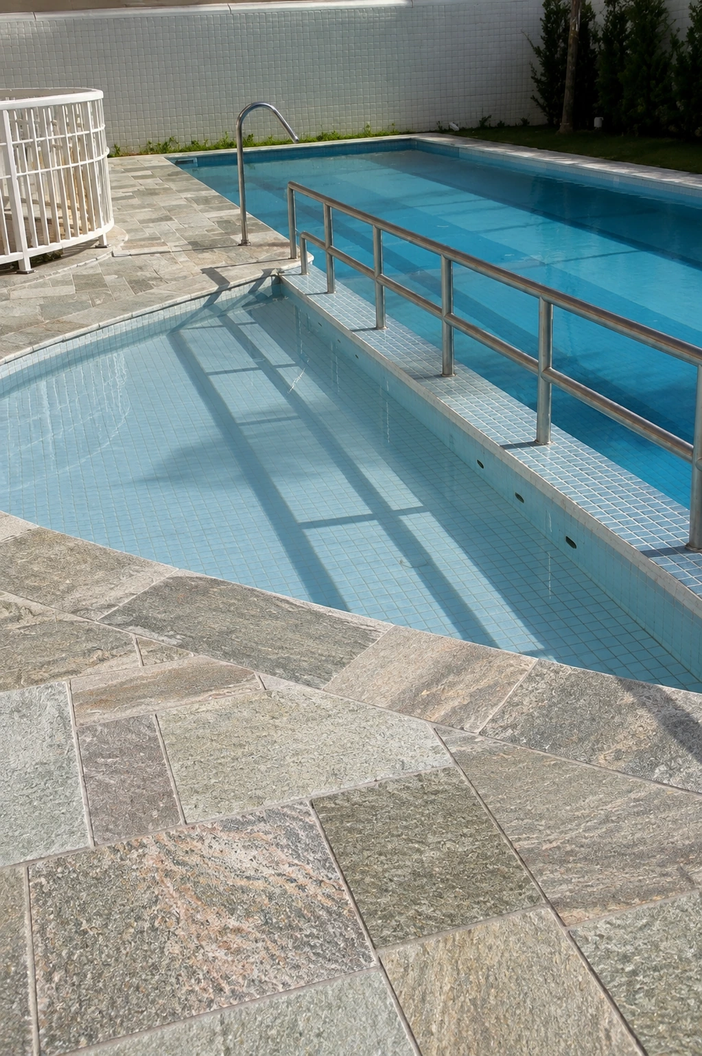 Aplicação ilustrativa de Pedra Luminária em área de piscina