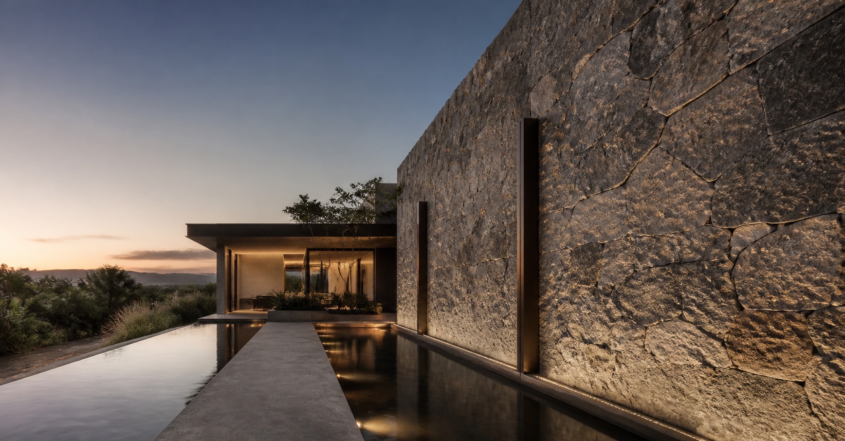 Residência contemporânea com grande parede revestida em pedra natural